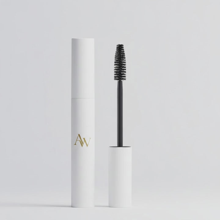 Video der WIMPERNWERK Mascara mit geöffneter Bürste vor hellem und schwarzem Stoff in wechselndem Licht.