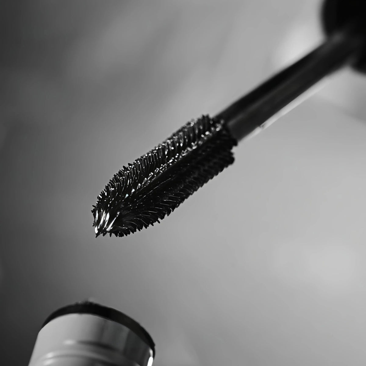 Makroaufnahme der schwarzen WIMPERNWERK Präzisionsbürste mit dicht angeordneten Fasern.