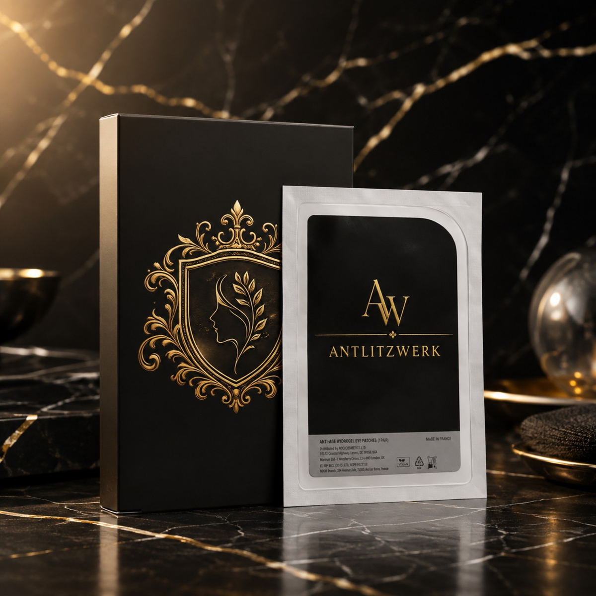 AUGENLICHT Faltschachtel und Sachet mit Hydrogel-Augenpads auf schwarzem Marmor.