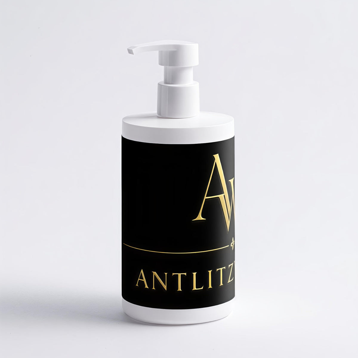 SEIDENTHRON Shampoo im schwarzen Pumpspender, Vorderansicht auf weißem Hintergrund.