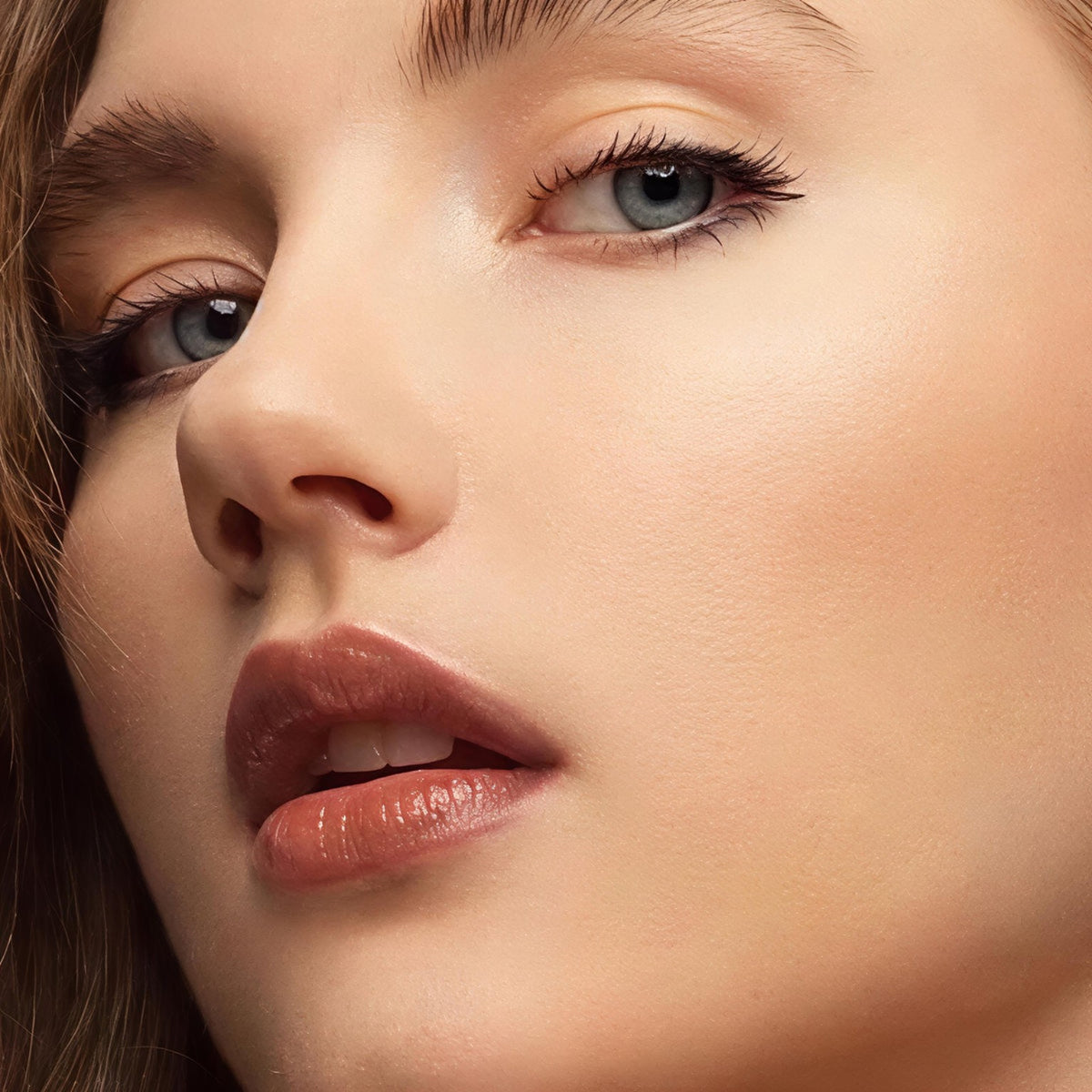 Nahaufnahme eines Models mit der warmen Lippenstift-Nuance Terrakotta Glut.