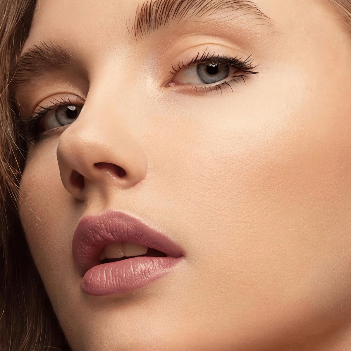 Nahaufnahme eines Models mit der roséfarbenen Lippenstift-Nuance Rosé Samt.
