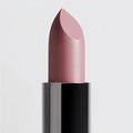 Makroaufnahme der roséfarbenen Lippenstiftmine Rosé Samt auf weißem Hintergrund.