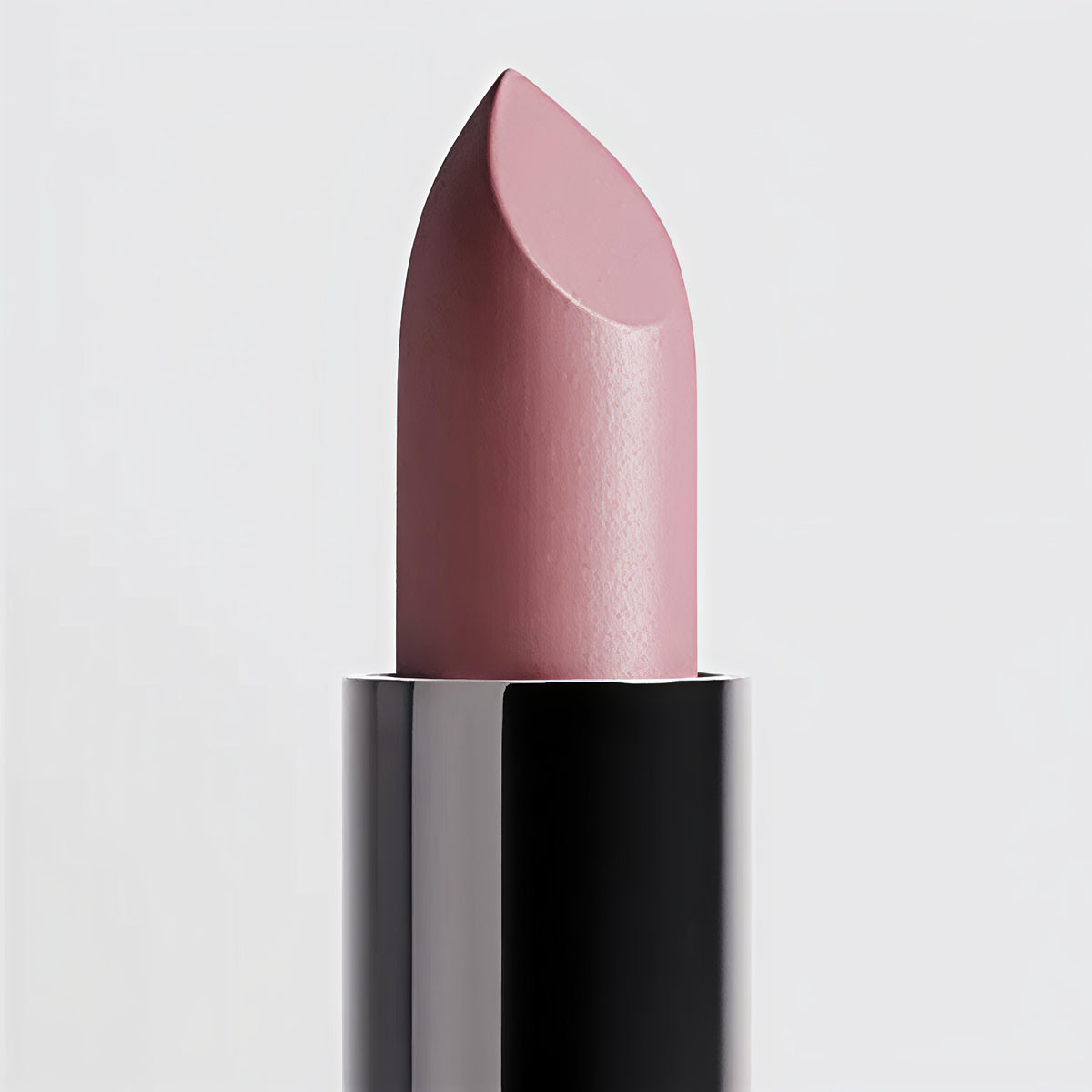 Makroaufnahme der roséfarbenen Lippenstiftmine Rosé Samt auf weißem Hintergrund.