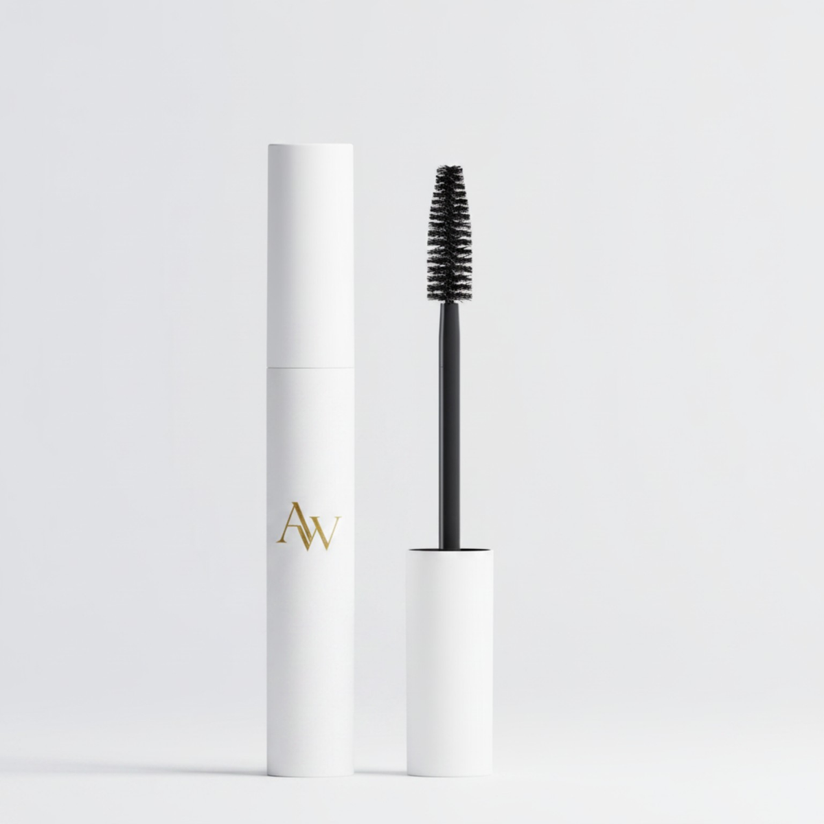Weiße WIMPERNWERK Mascara geschlossen und mit geöffneter Bürste auf weißem Hintergrund.