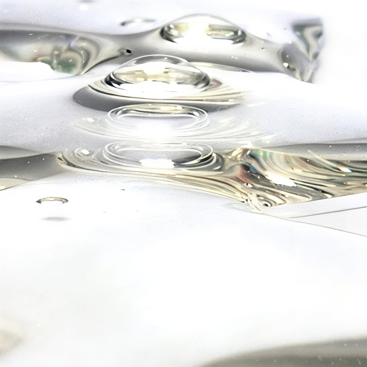 Abstrakte, transparente Gel- und Wasserstruktur mit silbrigen Lichtreflexen.