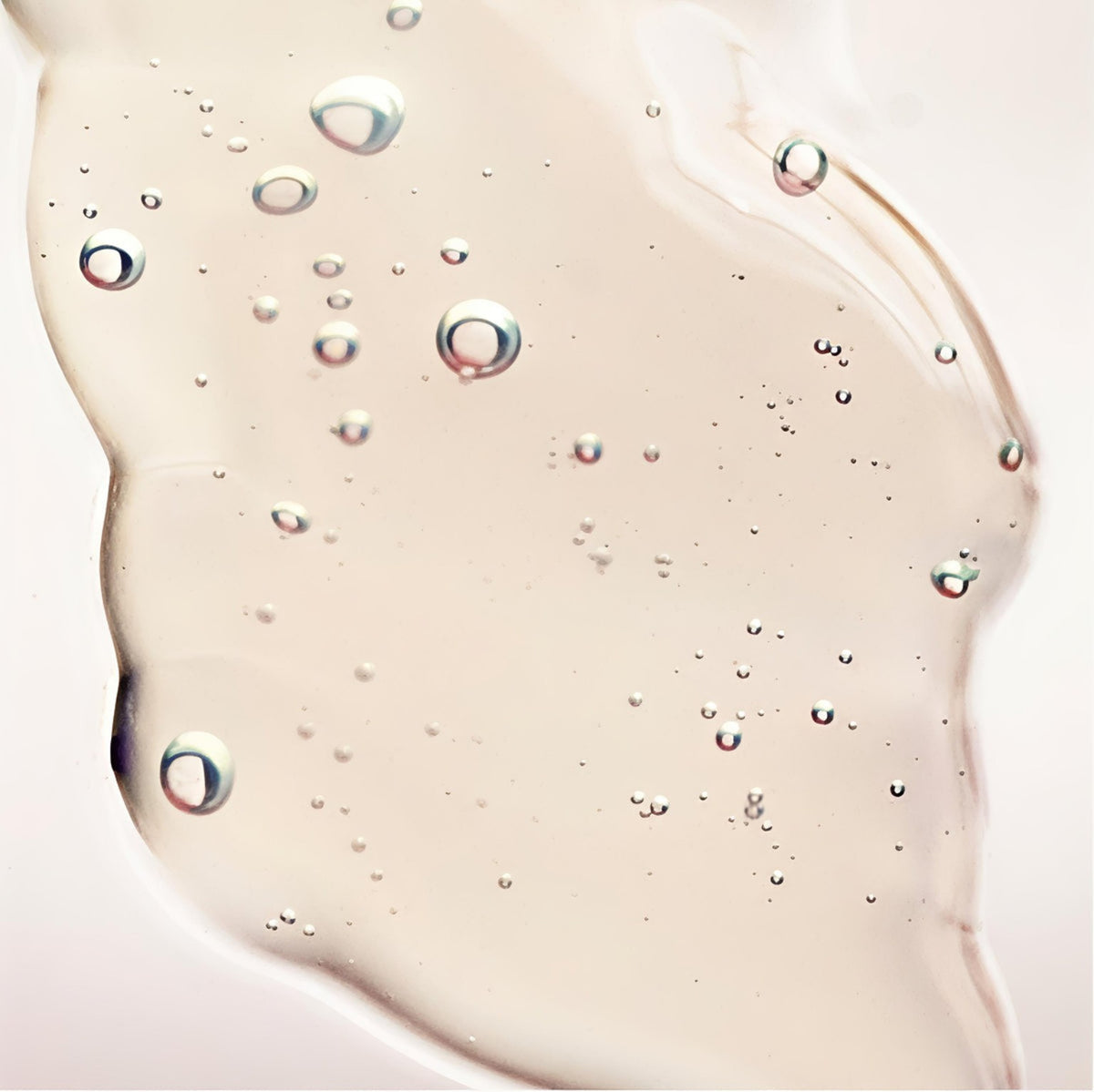 Makroaufnahme einer transparenten Geltextur mit eingeschlossenen Bläschen.